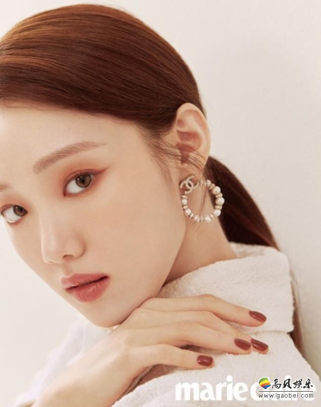 李圣经为某杂志最新一期拍摄美妆写真照,不一般的颜值