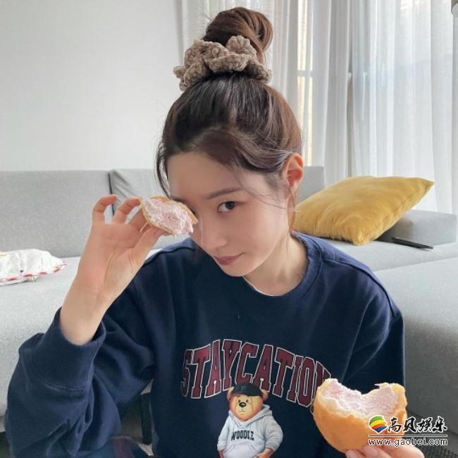郑采妍近日在SNS发布了一组近照，展示其清纯动人美貌以及可爱呆萌吃相