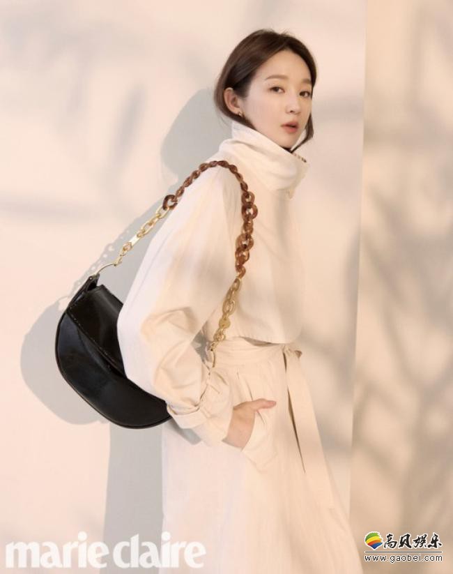 姜敏京近日为某杂志最新一期拍摄春季时装写真照，高雅气质契合时装品牌