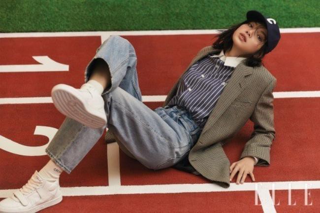 BLACKPINK成员LISA最新杂志写真曝光，时尚休闲风格吸引广大粉丝目光