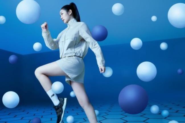 金妍儿近日为代言品牌拍摄一组最新宣传照，满屏都是元气十足的健康气场
