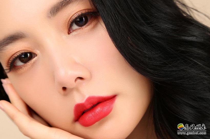 李成敏哪年获得韩国网络美女照片竞赛第一名？在哪部电影造型堪称经典？