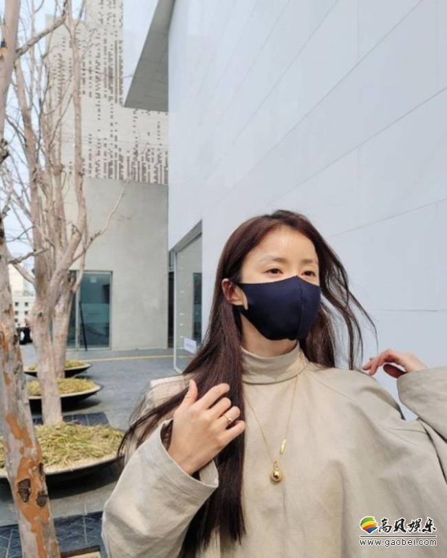 李诗英近日在SNS发布一组近照，虽然口罩遮面，但仍是吸引广大粉丝目光
