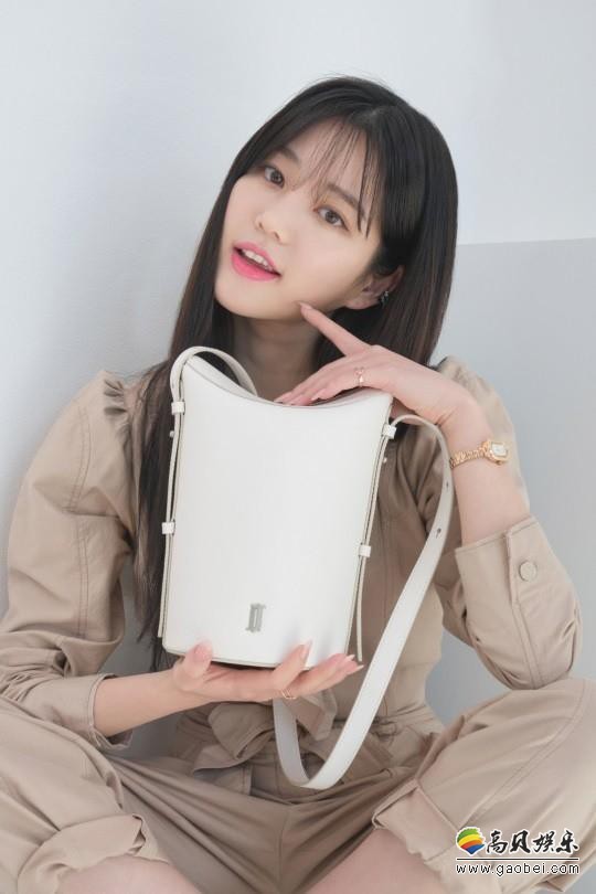 李侑菲为代言女装品牌拍摄最新宣传照，姣好面容＋不俗气质彰显光彩照人