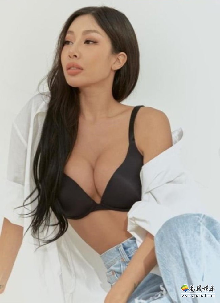 jessi近日发布多张她身着内衣拍摄的写真照,并展示了