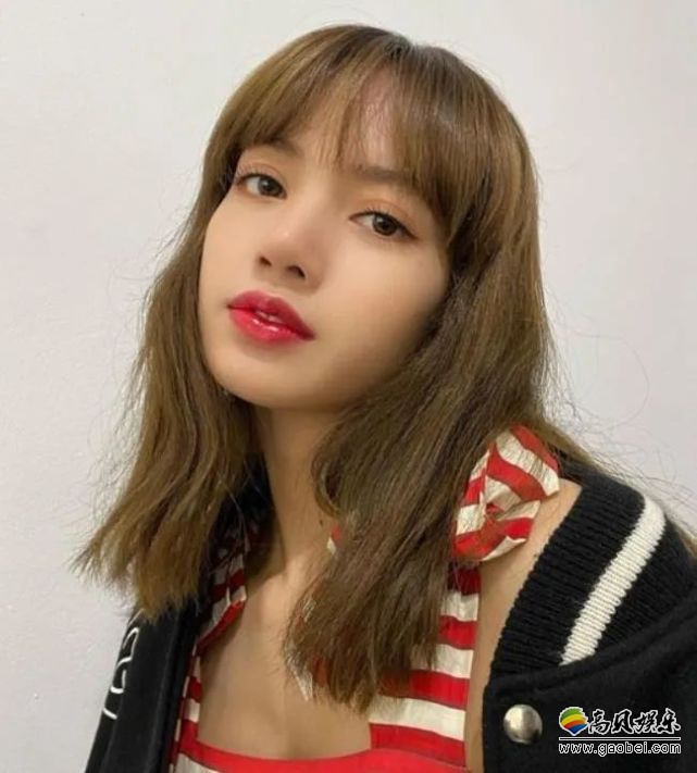 blackpink成员lisa近日发布一组近照乖巧模样吸引了广大粉丝们目光