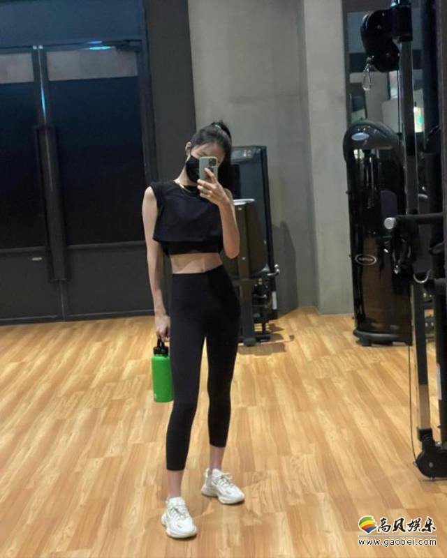 apink孙娜恩近日发布她在健身房拍摄照片展示其常年运动练就完美身材