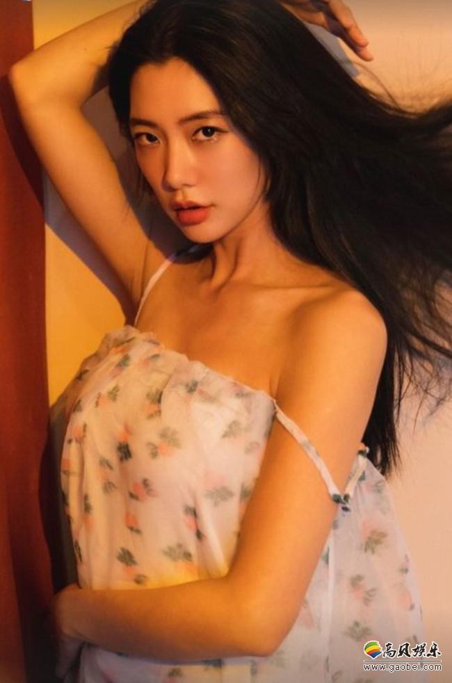 李成敏clara近日在sns发布一组近照依旧展示出她的专属性感诱惑魅力