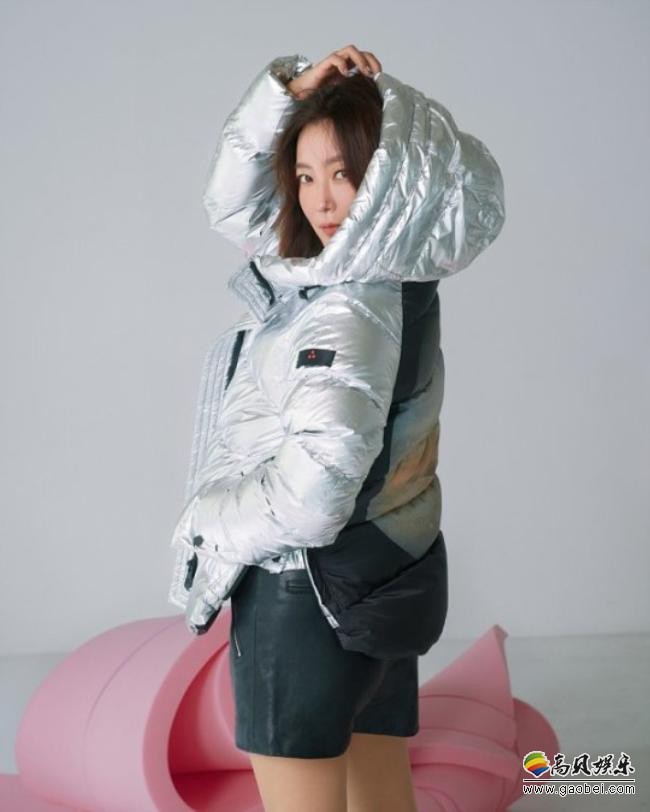 金喜善近日为代言服装品牌拍摄最新版宣传照，演绎秋冬“韩流女神”气场