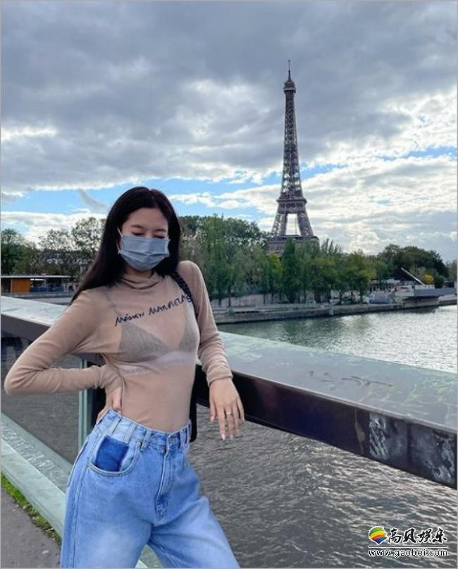 blackpink成员JENNIE发布她在巴黎街头拍摄照片，休闲状态畅游时尚之都