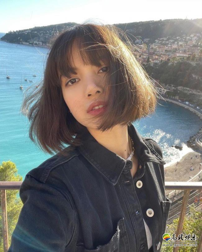 BLACKPINK成员LISA发布她在法国海边拍摄照片，素颜气质吸引粉丝目光