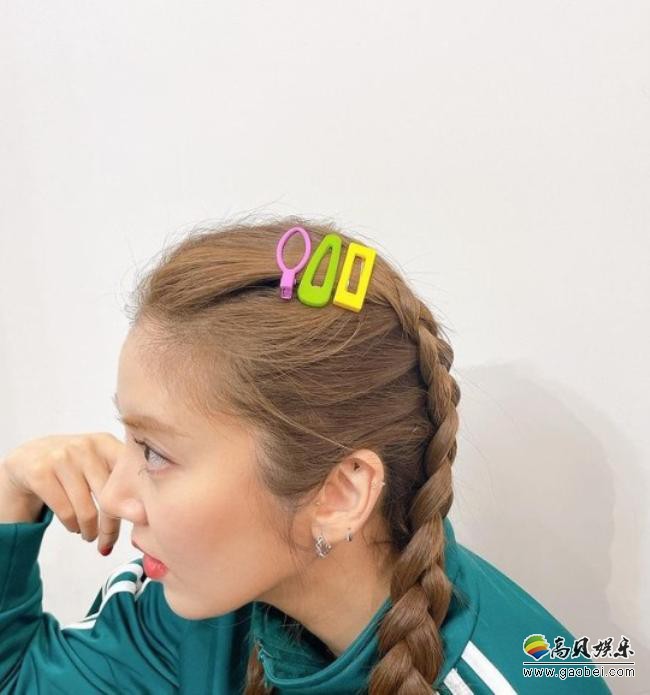 孙淡妃近日留言并发布她身穿热播剧《鱿鱼游戏》绿色运动服拍摄的写真照