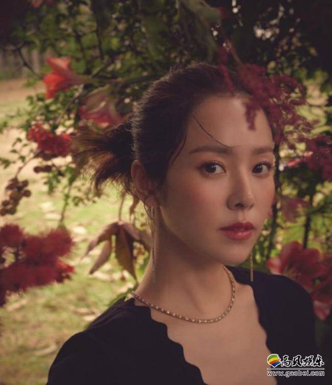 韩志旼近日为代言女装品牌拍摄最新宣传照，庄园氛围衬托出自身时尚气质