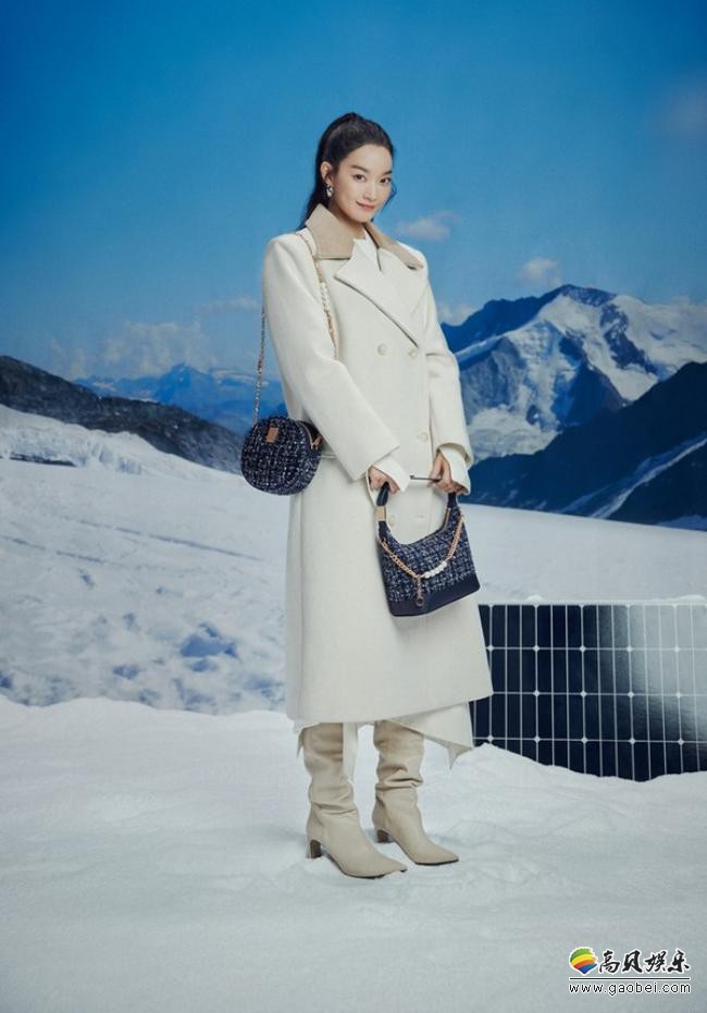 申敏儿近日为代言品牌拍摄一组最新宣传照，冬季雪地背景映衬出女神气质