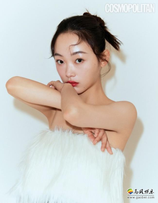 李瑜美最新杂志写真近日在网上曝光，凭借年轻俏丽气质吸引广大粉丝目光