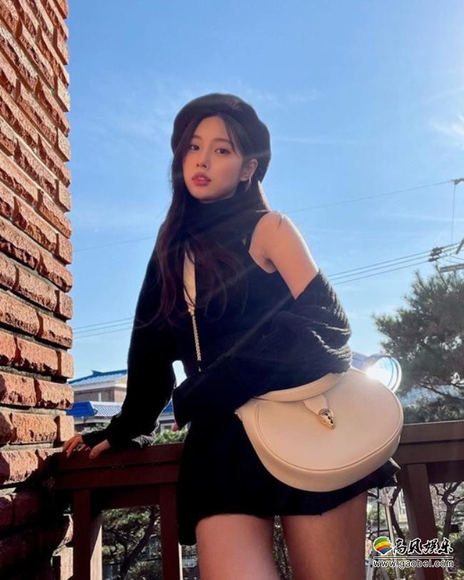 姜惠元近日发布一组近照，以其出众美貌以及时尚气质，吸引广大粉丝目光