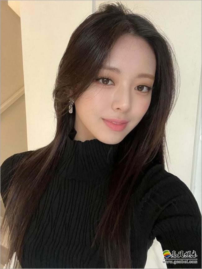 ITZY成员Yuna近日发布一组近照，长发搭配黑色系毛衣，展示其出众美貌