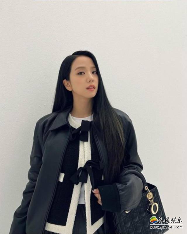 JISOO近日发布一组近照，休闲夹克搭配素雅外貌，吸引了广大粉丝们目光