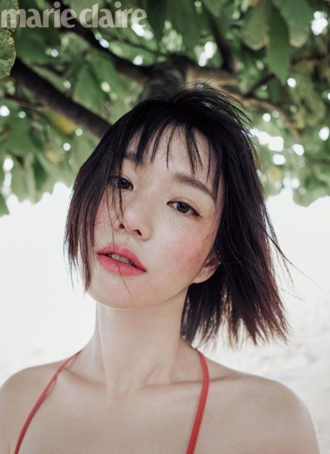 李侑菲为某杂志最新一期拍摄写真，大展清纯动人魅力，吸引广大粉丝目光