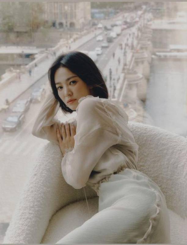 宋慧乔近日在社交网站发布一组最近拍摄的时装写真，展示其优雅迷人魅力