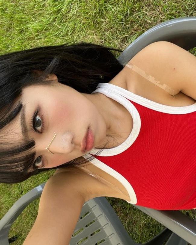 崔叡娜近日在社交网站发布一组近照，身穿无袖露脐T恤展现嘻哈时尚魅力