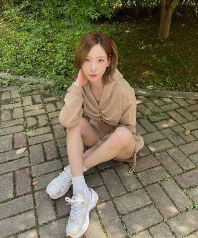 少女时代成员泰妍近日发布一组近照，久违的展示其动人美貌以及修长美腿