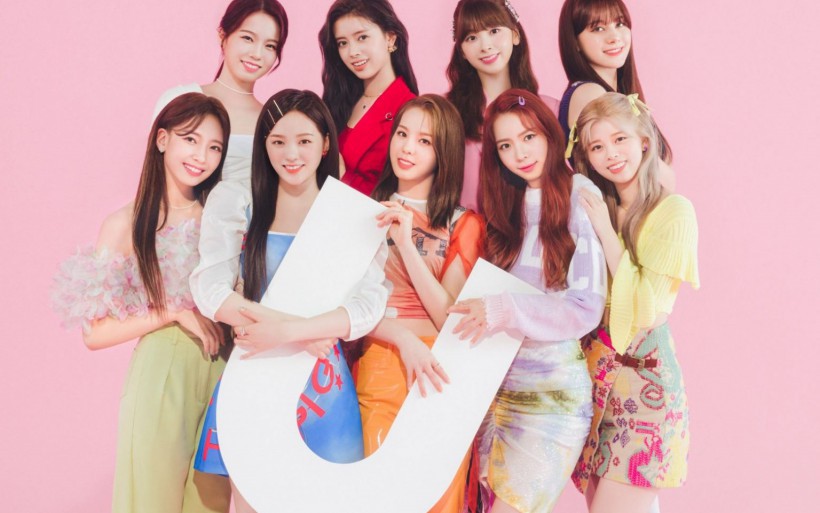 NiziU是由哪个韩娱公司推出的日本女子演唱组合？该团在何时正式出道？