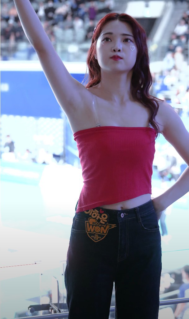 Lee Haeun李夏恩现身哪天男排赛场助威？她身穿什么颜色裹胸应援亮相？