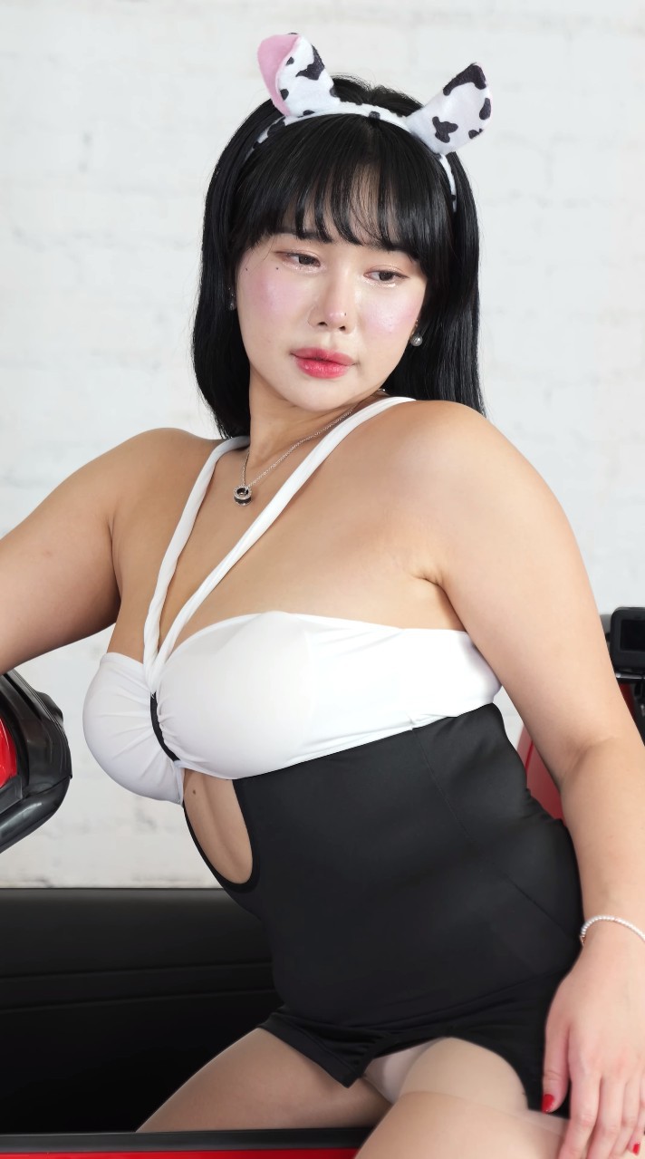 Sumikang秀美现身哪天豪车模特摄影会？她以什么样姿态完成直拍工作？