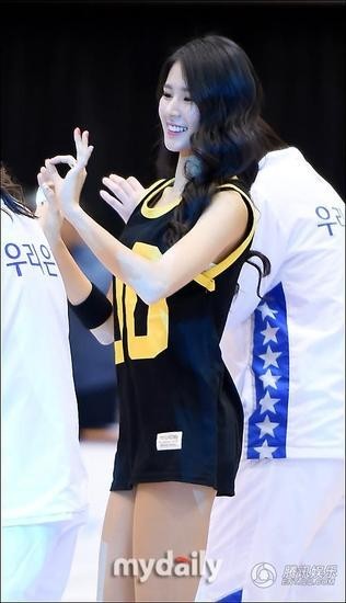 韩国女子组合HELLOVENUS亮相韩国女子篮球联赛全明星赛