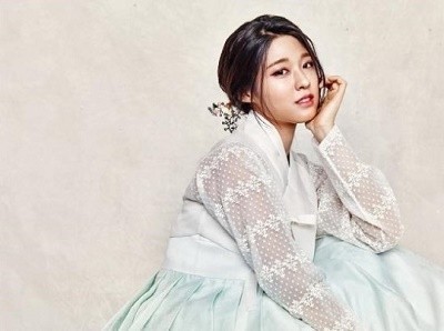 组合AOA成员雪炫传达了独特的新春问候，引发网友热议。