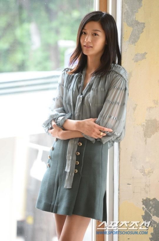 演员全智贤在首尔松坡区的某综合医院产下一名健康的男婴