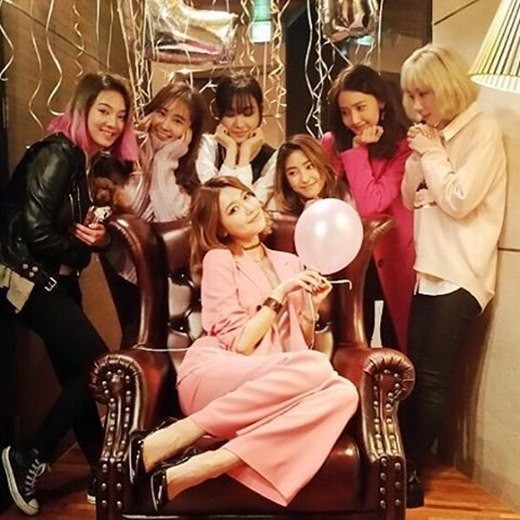 韩国组合少女时代成员秀英晒生日照