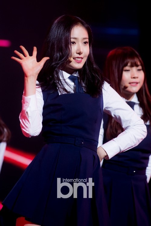 韩国女子组合GFRIEND成员SinB戴着眼罩出席活动