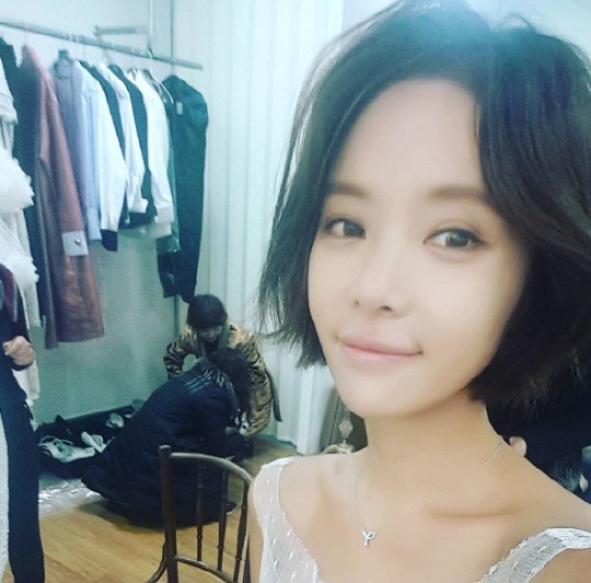 演员黄正音通过个人Instagram公开了一张近照