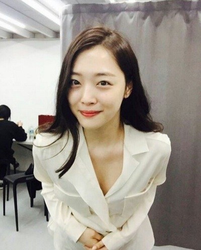 雪莉在自己的instagram上传一张照片并配文