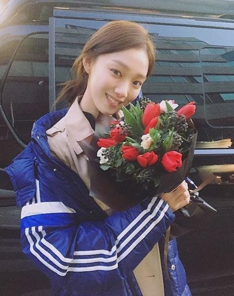 演员李圣经17日发行写真书《Be Joyful》