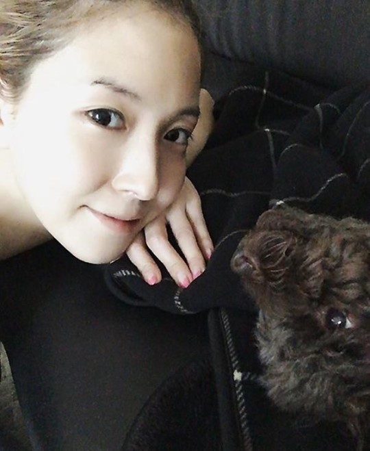 BoA与巧克力色的宠物贵宾狗共度西洋情人节