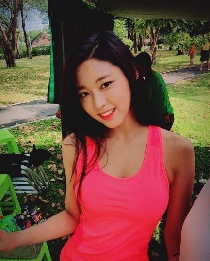 AOA雪炫炫耀了凹凸有致身材