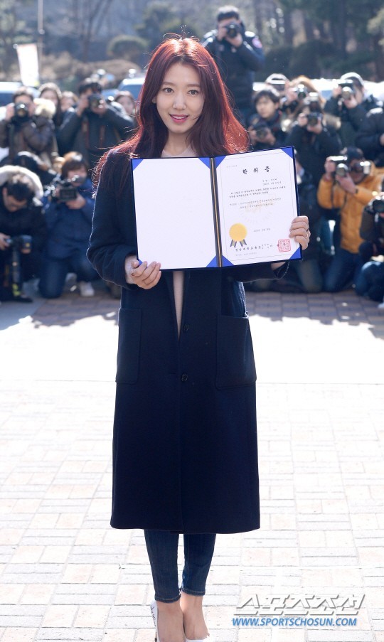 Yuri、秀英及演员朴信惠参加中央大学艺术学院学位授予式