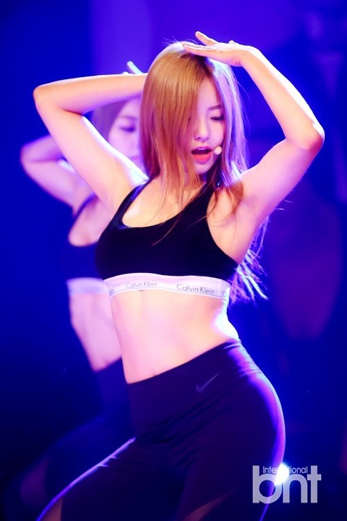 韩国女子组合bravegirls举行新歌发行纪念showcase