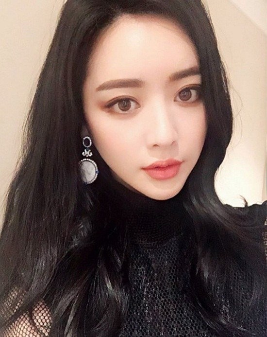 洪秀儿秀出大大的眼睛直视着相机