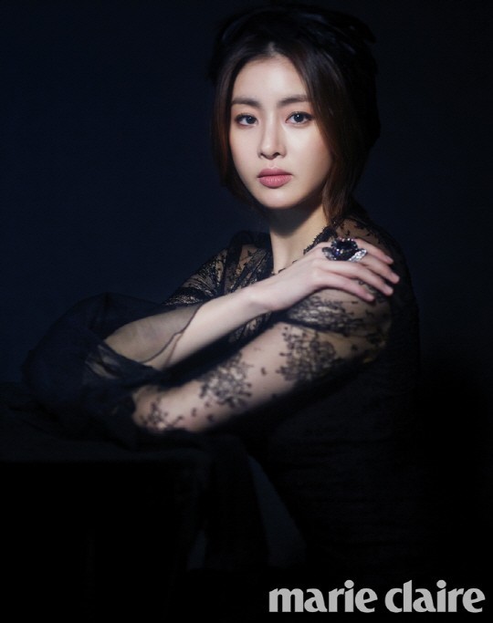 时尚杂志《marie claire》公开了演员姜素拉的时尚写真