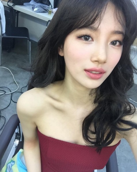 女团miss A成员秀智发布了两张化妆时的照片