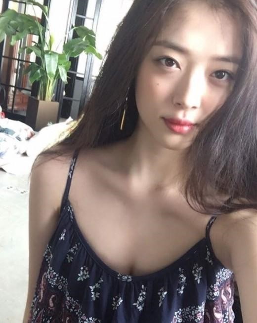 艺人雪莉通过Instagram公开了一张自拍美照