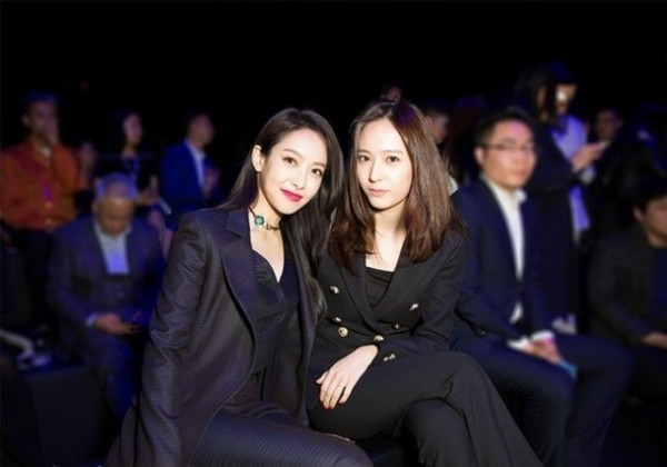 f(x)成员Victoria和Krystal在中国聚美盛典上获奖