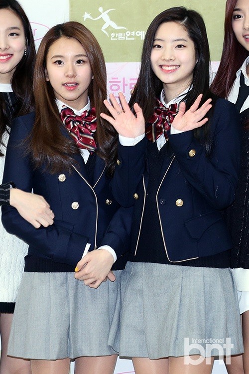 韩国女子组合TWIEC成员多贤和彩瑛参加入学典礼