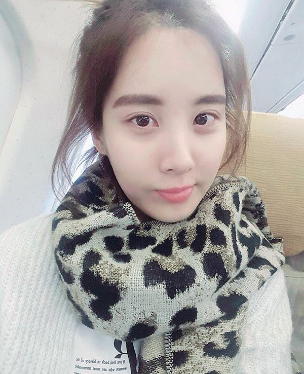 3月4日少女时代徐贤清晨晒出秀美自拍照