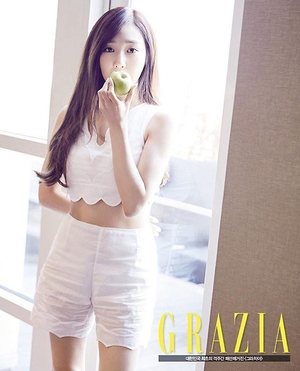 少女时代Tiffany尽显纯白性感魅力