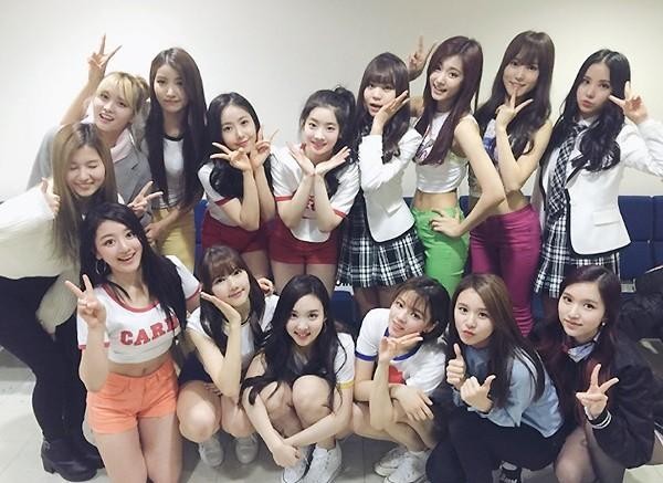 女团TWICE和GFRIEND一起合照留念